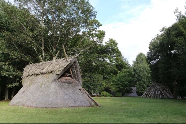 日本・長野県「御射鹿池を見に蓼科へ　GO to トラベル」の写真：茅野市
●茅野市尖石縄文考古館の竪穴式住...