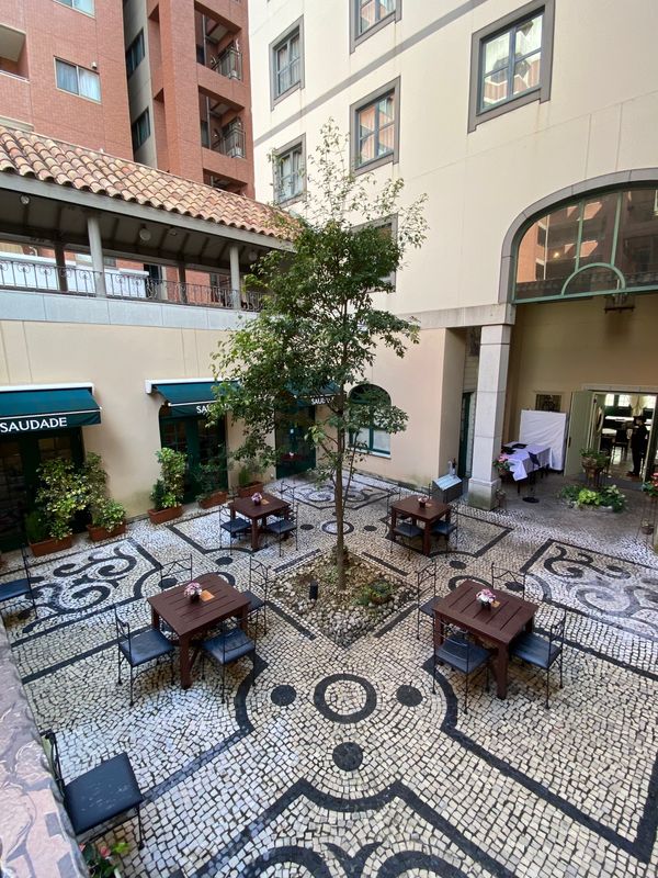 日本・長崎県「長崎　軍艦島と出島へ」の写真：長崎
●ホテルモントレ長崎の中庭
●南蛮...