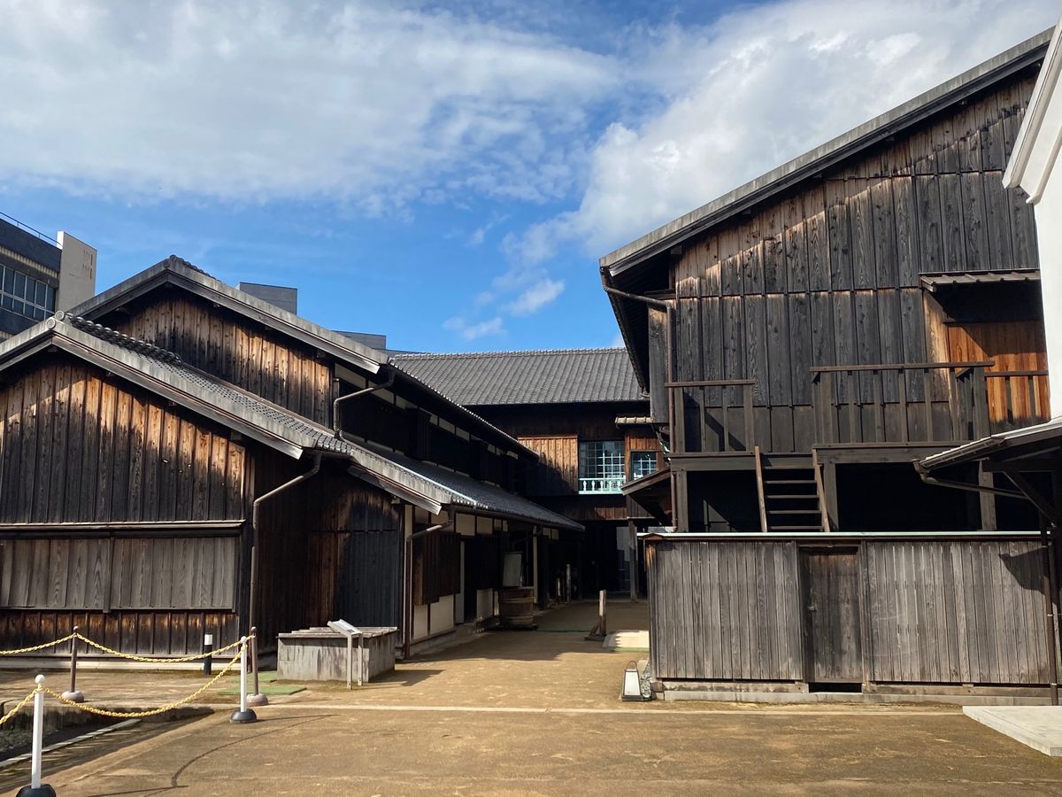 長崎　出島
●旧出島神学校を出島の外から撮影
●鎖国期の復元建物
●銅を入...