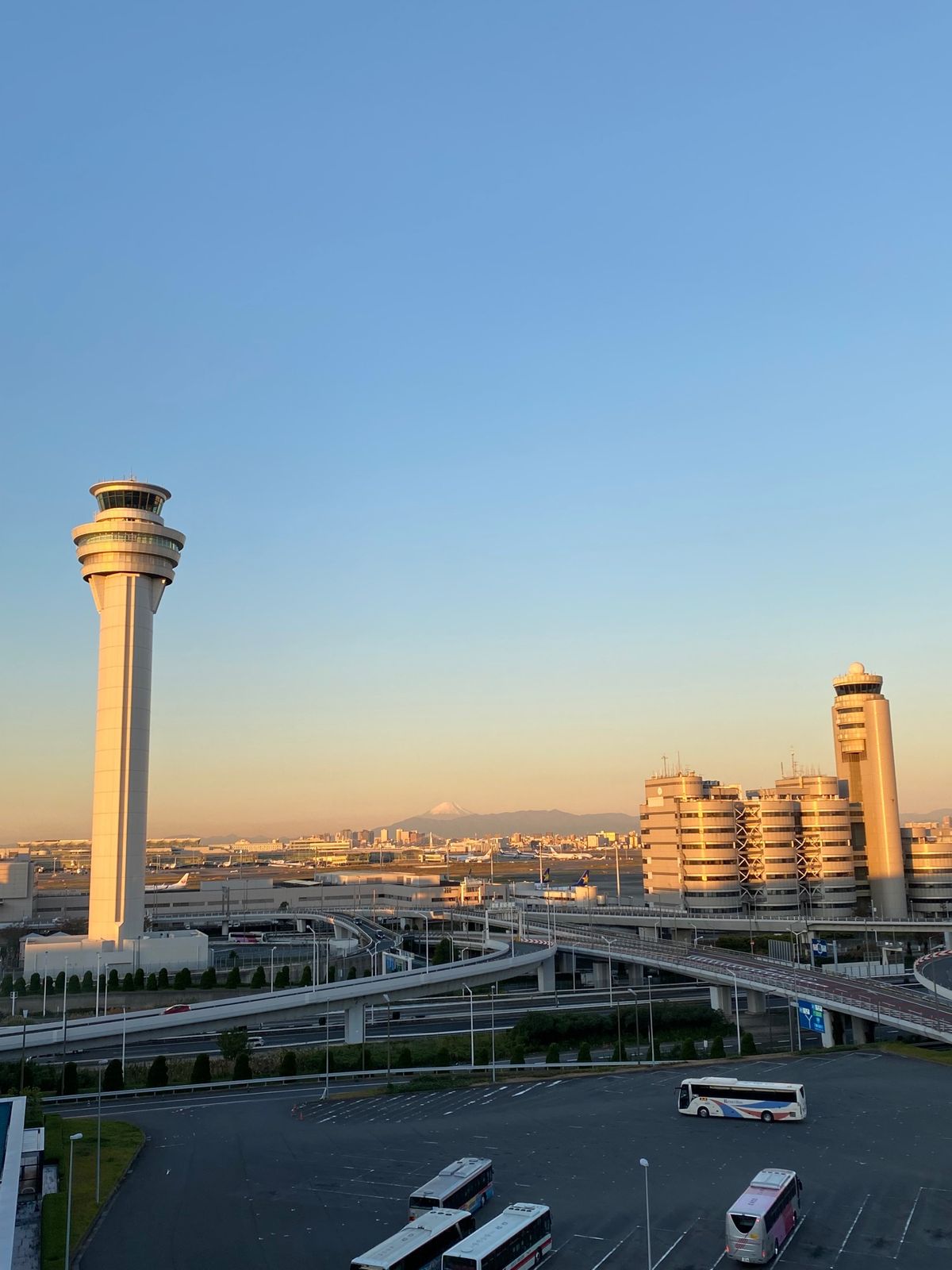 羽田空港
●エクセル東急ホテル羽田から見えた朝の風景
●一枚目の遠くを引っ...