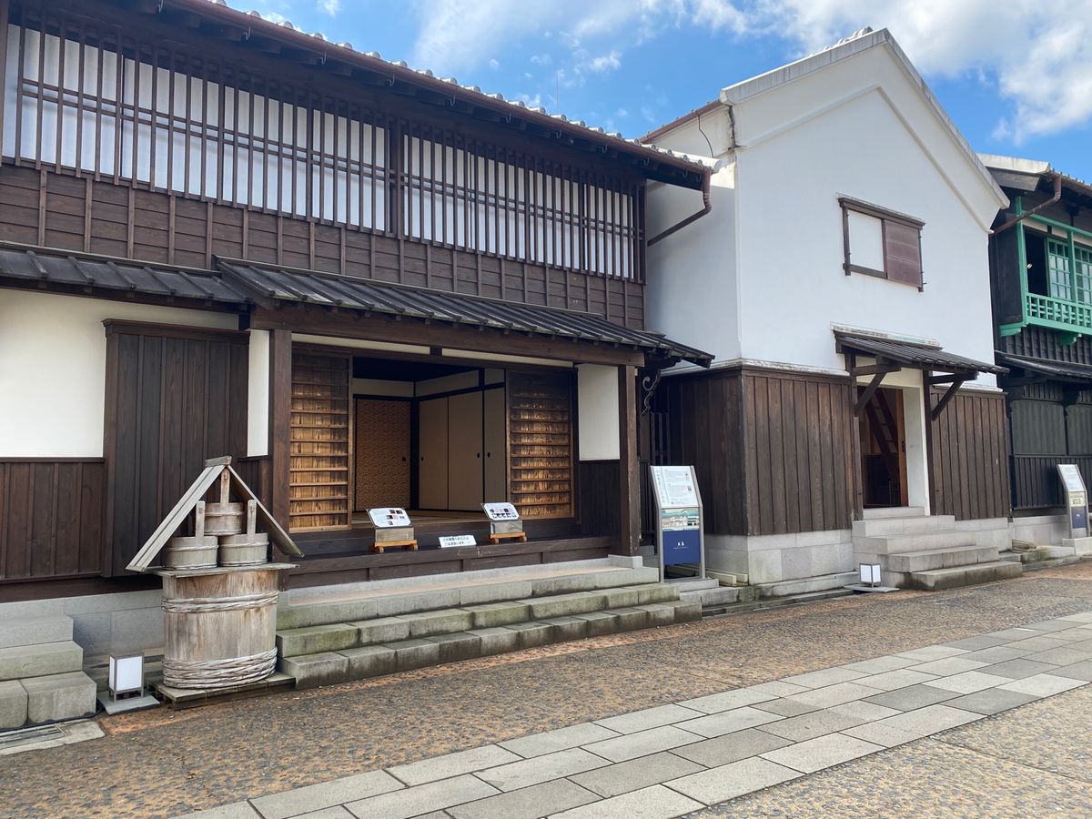 長崎　出島
●旧出島神学校を出島の外から撮影
●鎖国期の復元建物
●銅を入...