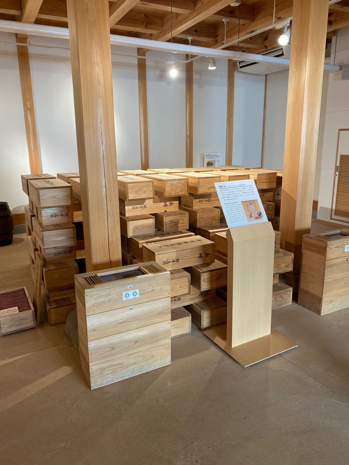 長崎　出島
●旧出島神学校を出島の外から撮影
●鎖国期の復元建物
●銅を入...