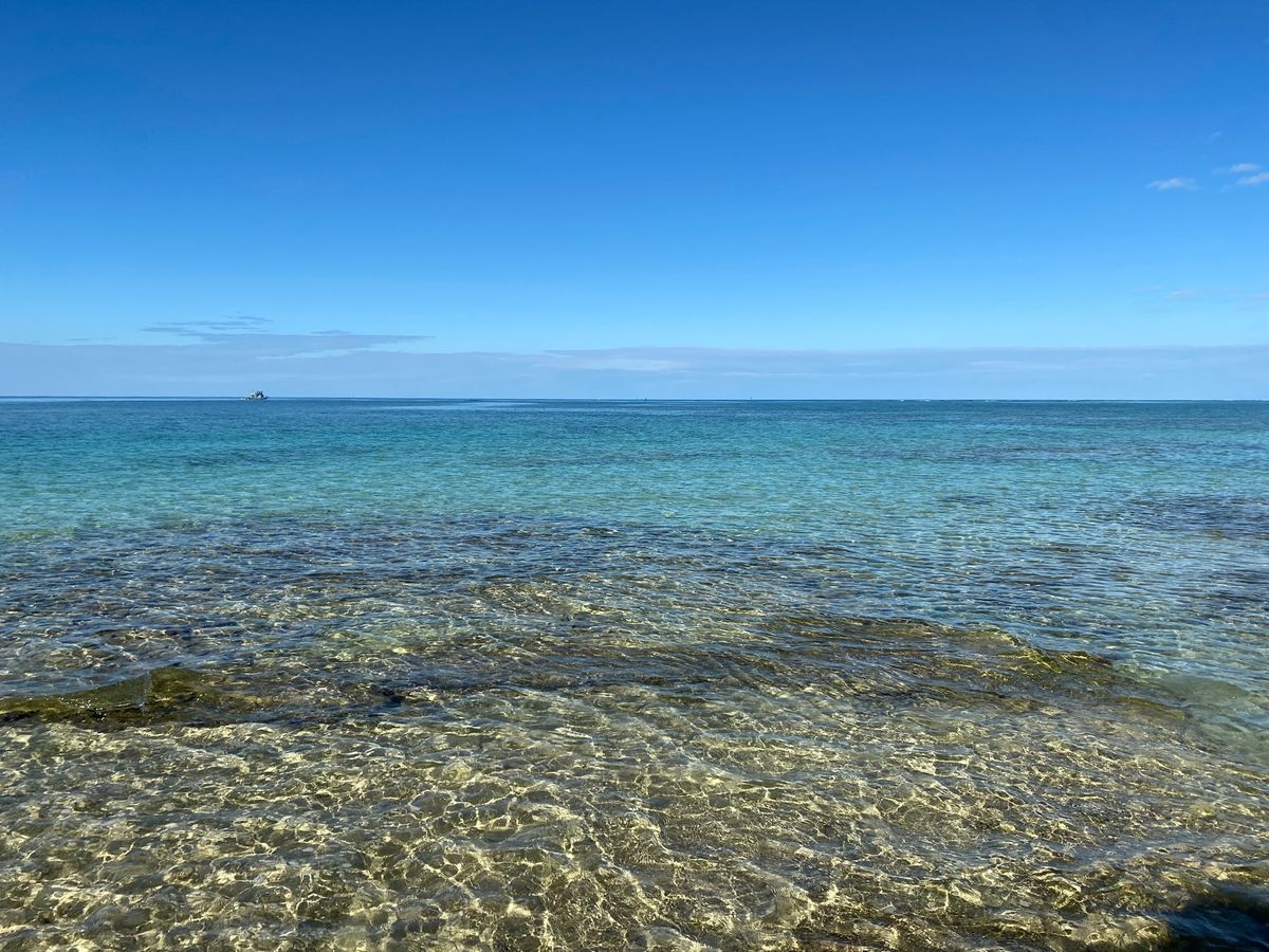 沖縄
●ホテル日航アリビラのニライビーチの奇岩
●岩の間から見える海
●透...