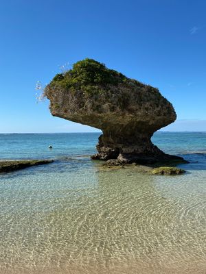 沖縄
●ホテル日航アリビラのニライビーチの奇岩
●岩の間から見える海
●透...