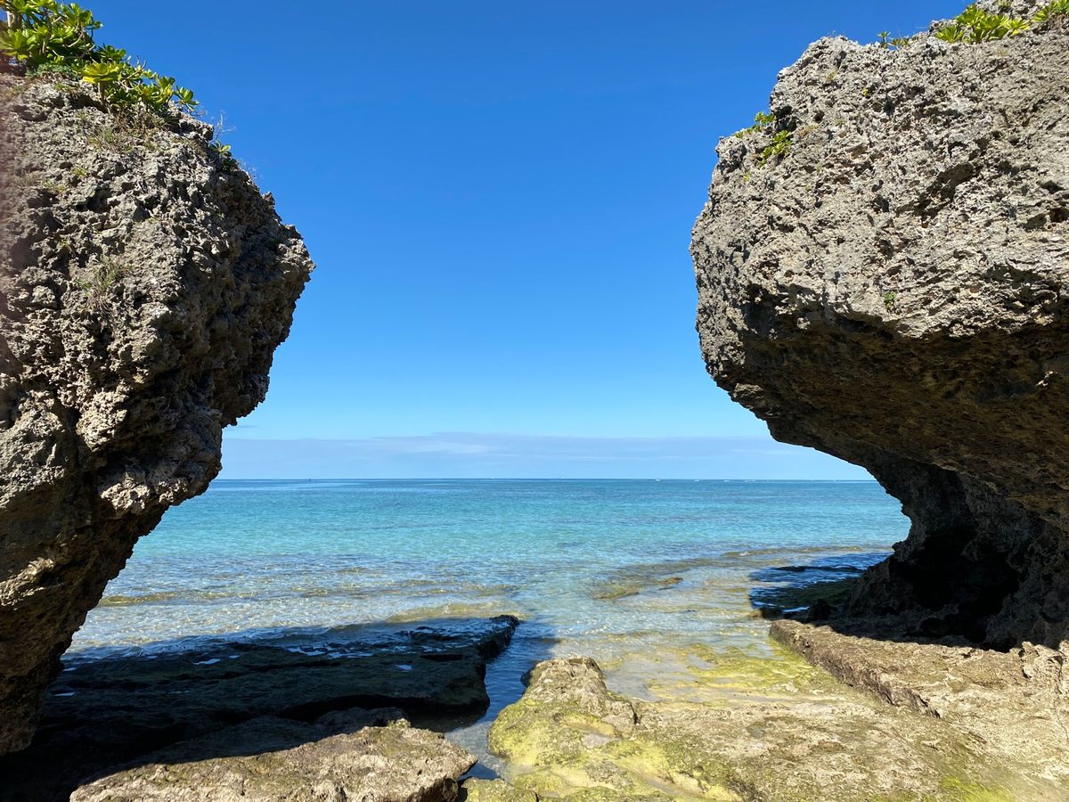 沖縄
●ホテル日航アリビラのニライビーチの奇岩
●岩の間から見える海
●透...