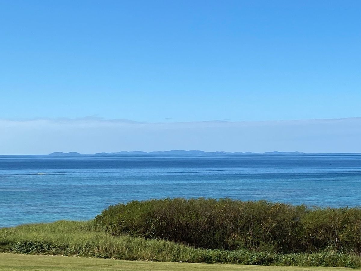 沖縄
●ホテル日航アリビラのニライビーチの奇岩
●岩の間から見える海
●透...