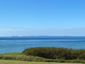 沖縄
●ホテル日航アリビラのニライビーチの奇岩
●岩の間から見える海
●透...