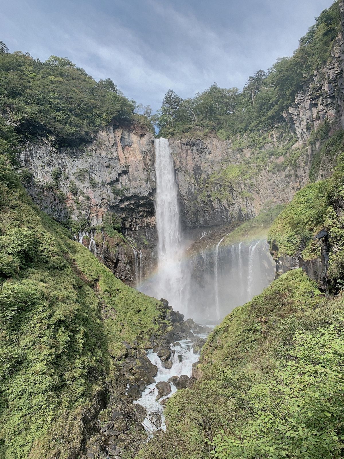 メインはやっぱり華厳の滝。規模が違うね～😳
ちらっと日も射して虹が出たよ🎶