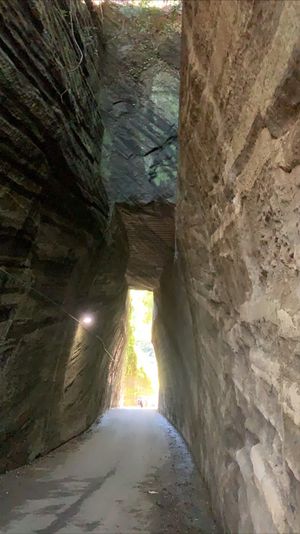 燈籠坂大師の切通しトンネル。
圧倒されます！！