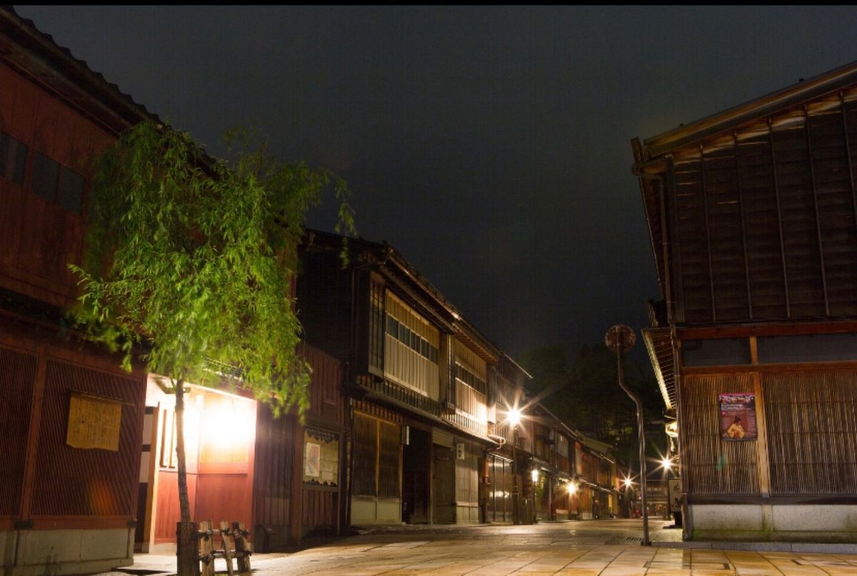 石川県金沢市
●ひがし茶屋街の夜景
●ひがし茶屋街の夜景
●金沢21世紀美...