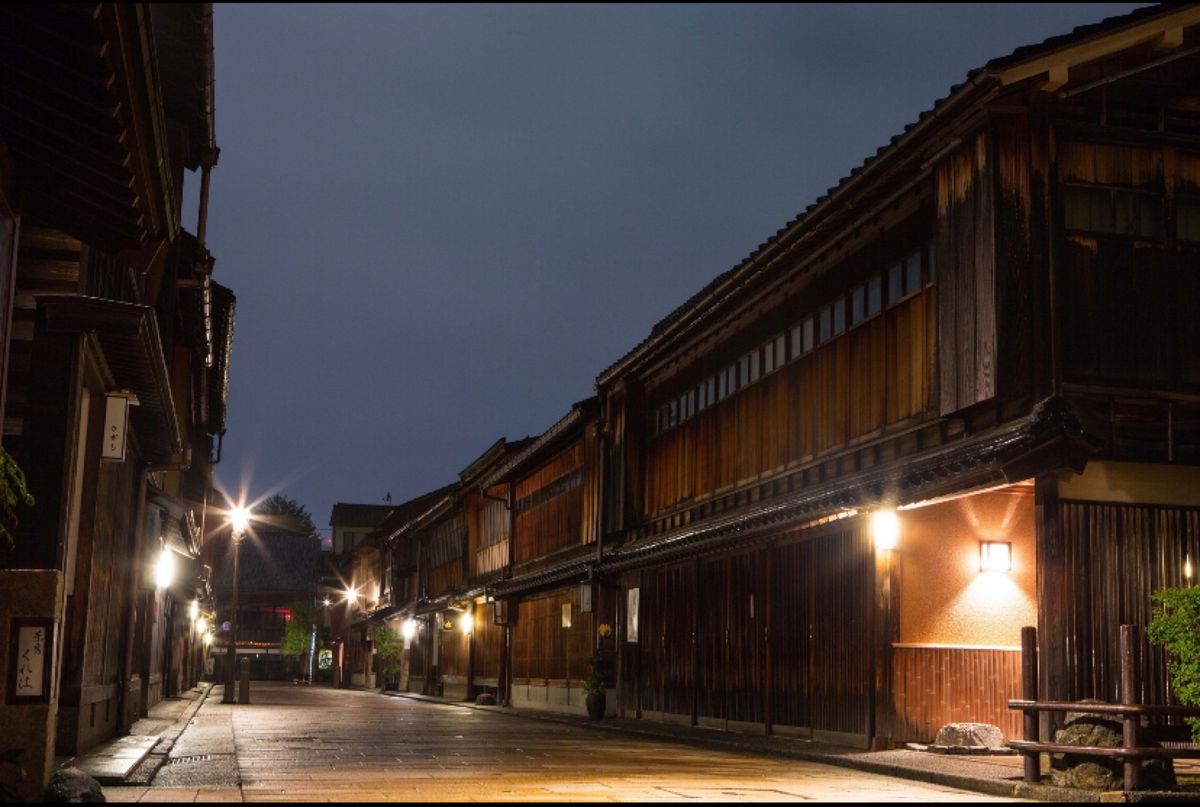石川県金沢市
●ひがし茶屋街の夜景
●ひがし茶屋街の夜景
●金沢21世紀美...