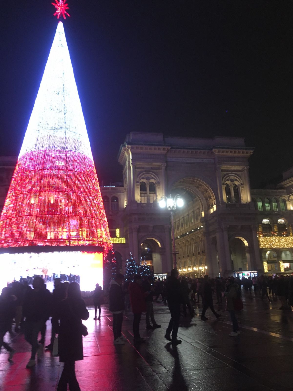 oh~madonnina~(ミラノの歌)
近くのトリノやジェノヴァに比べた...