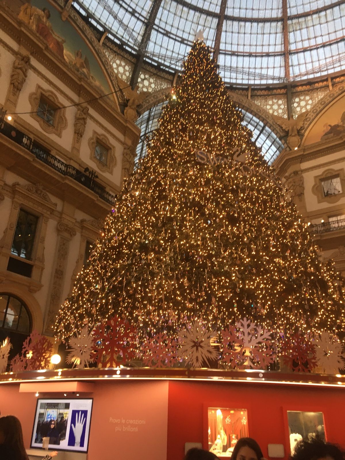 ミラノお上り写真続編
イータリー内部　クリスマス商戦真っ最中
大量のパネッ...