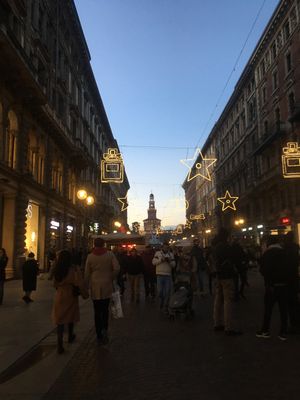 oh~madonnina~(ミラノの歌)
近くのトリノやジェノヴァに比べた...