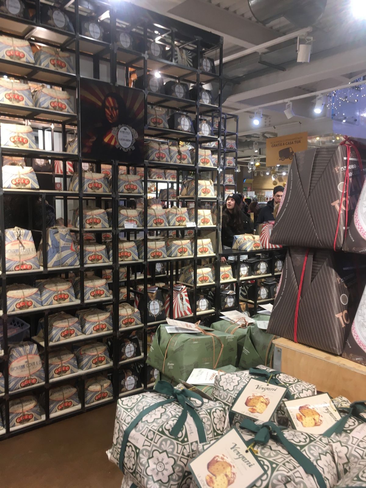 ミラノお上り写真続編
イータリー内部　クリスマス商戦真っ最中
大量のパネッ...