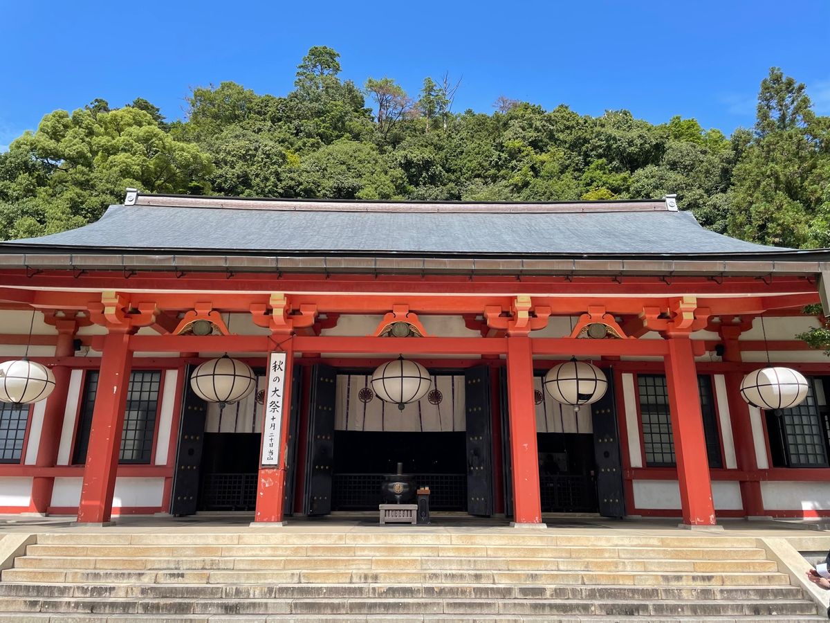 山道を降りたところは鞍馬寺。