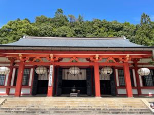 山道を降りたところは鞍馬寺。