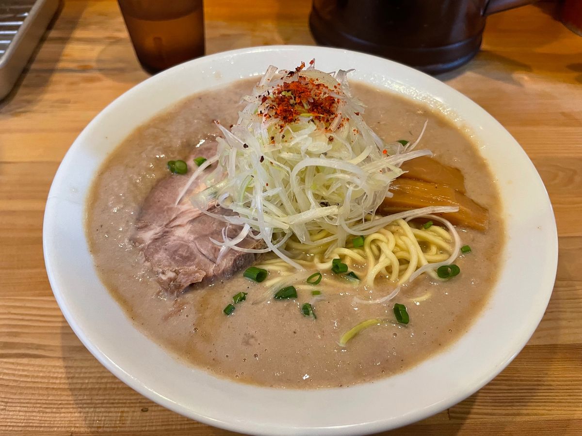 鞍馬から叡山電鉄で一乗寺に戻ってお昼ご飯。一乗寺と言うとラーメンです。濃厚...