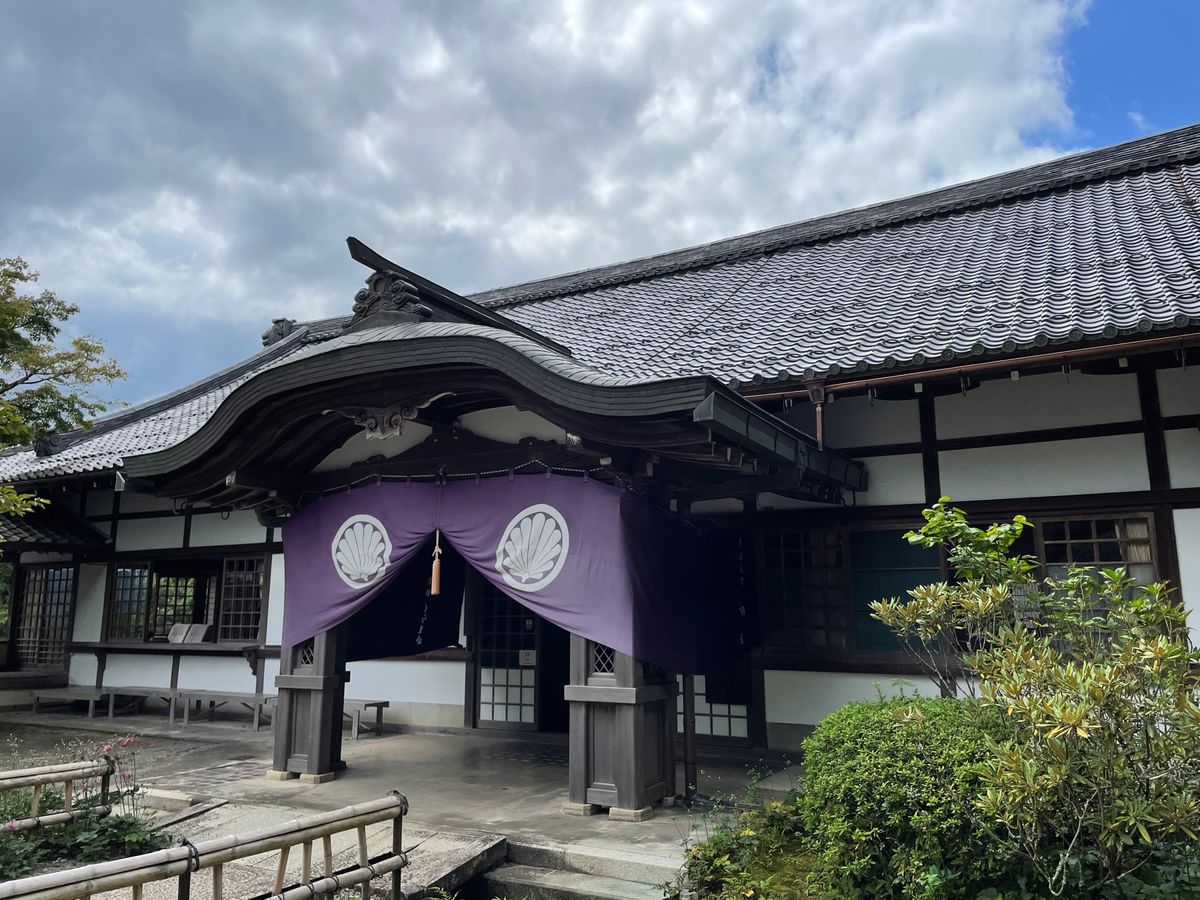 山道を降りたところは鞍馬寺。