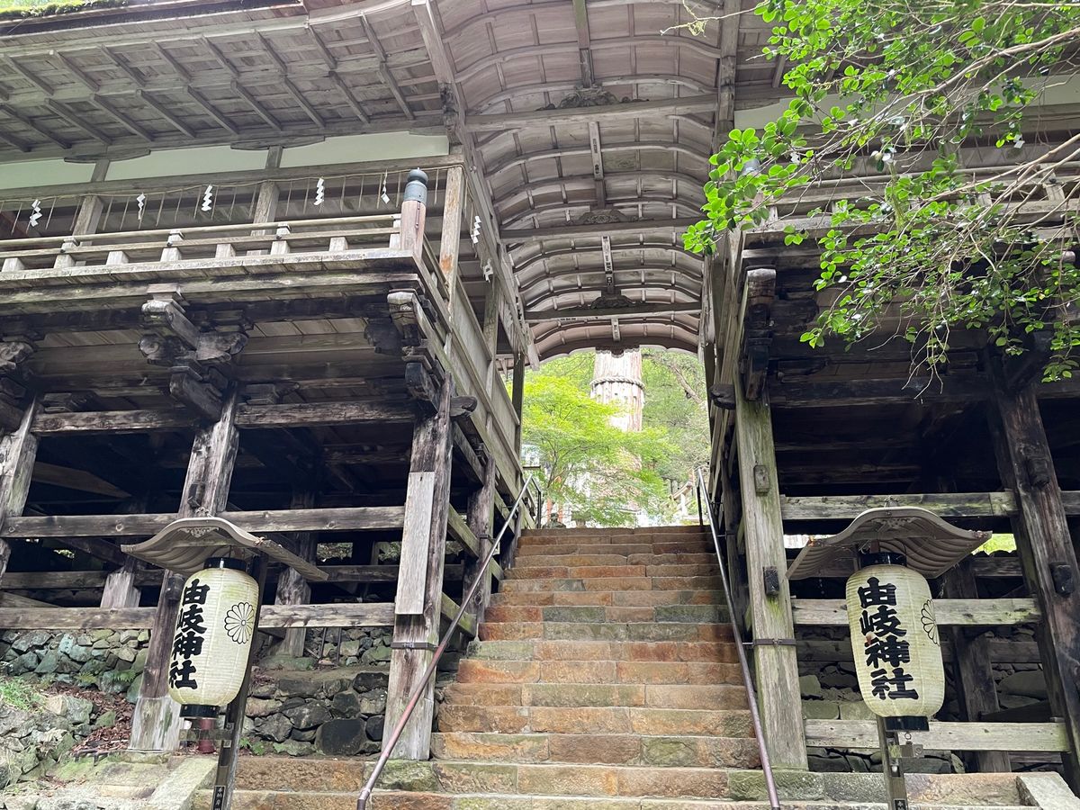 山道を降りたところは鞍馬寺。