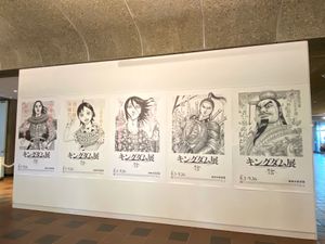 推しに挟まれてご満悦のテマさんと
同じく推しとポーズを決めるO
赤いヒラヒ...