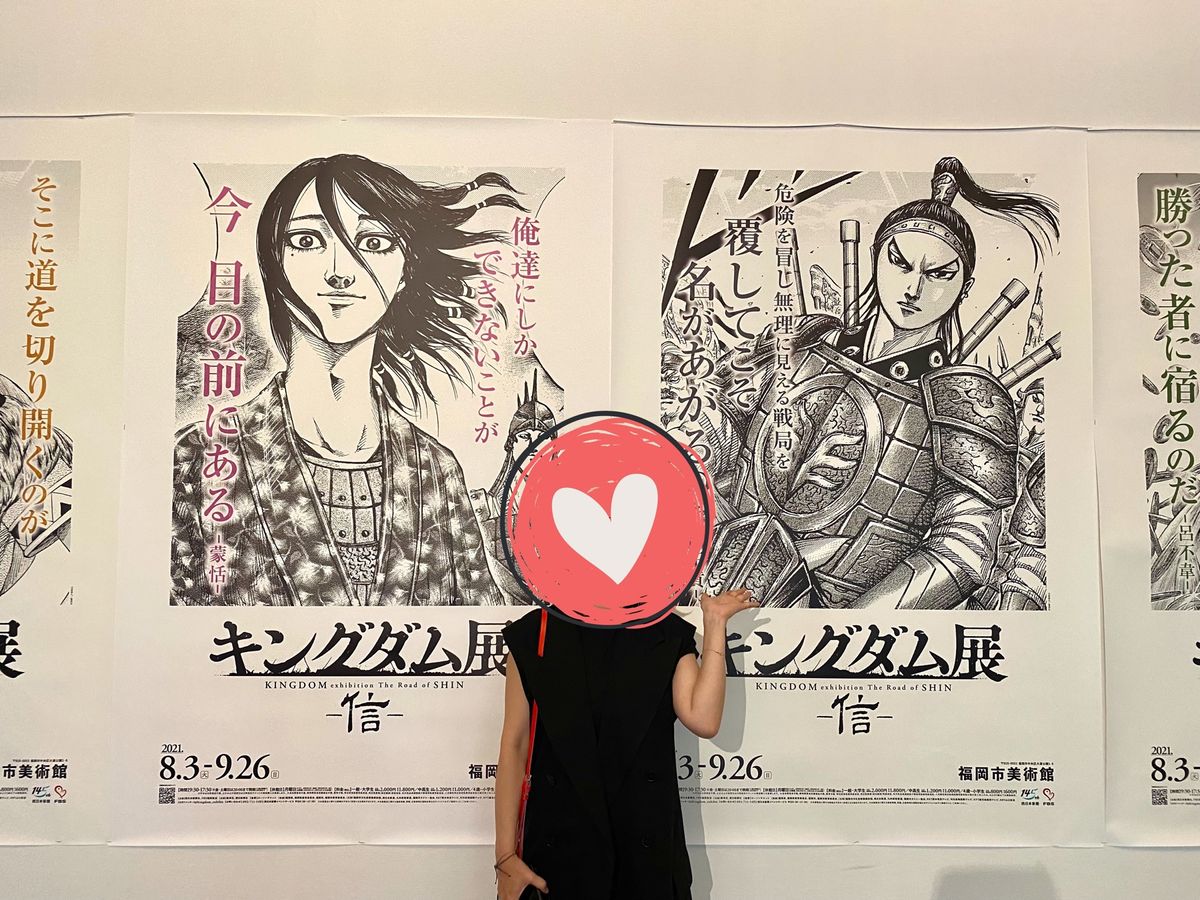 推しに挟まれてご満悦のテマさんと
同じく推しとポーズを決めるO
赤いヒラヒ...