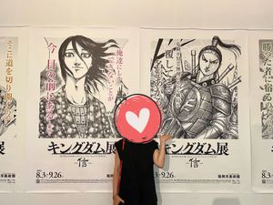 推しに挟まれてご満悦のテマさんと
同じく推しとポーズを決めるO
赤いヒラヒ...