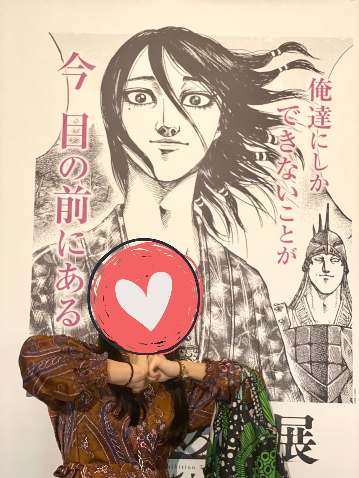 推しに挟まれてご満悦のテマさんと
同じく推しとポーズを決めるO
赤いヒラヒ...