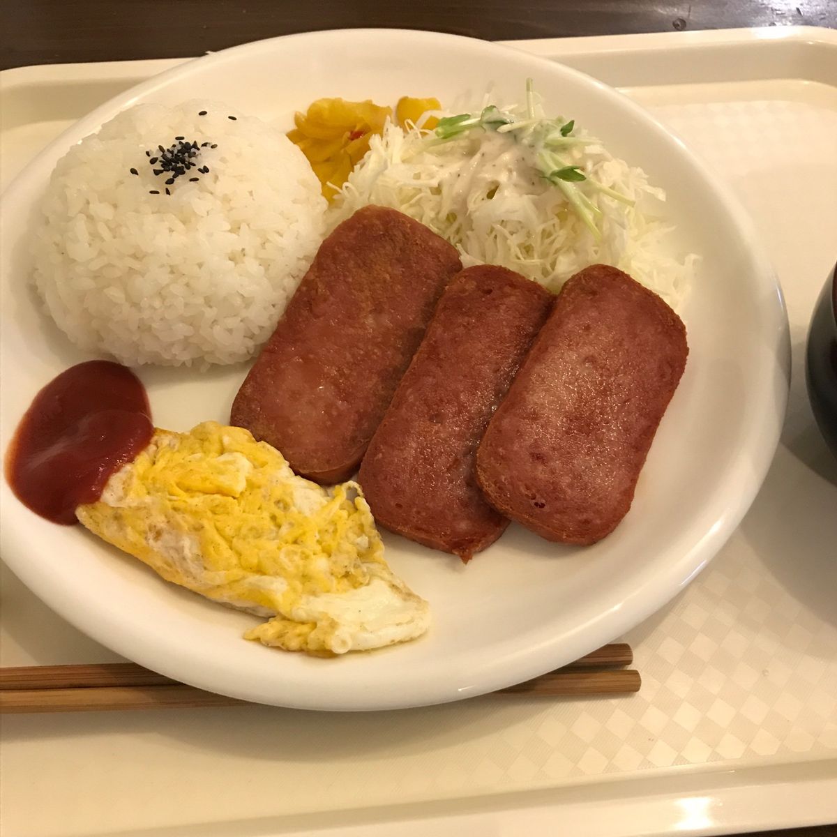 綺麗なことで有名な川平湾。
曇るとこんな感じ😅
でも綺麗は綺麗ですよね！
...