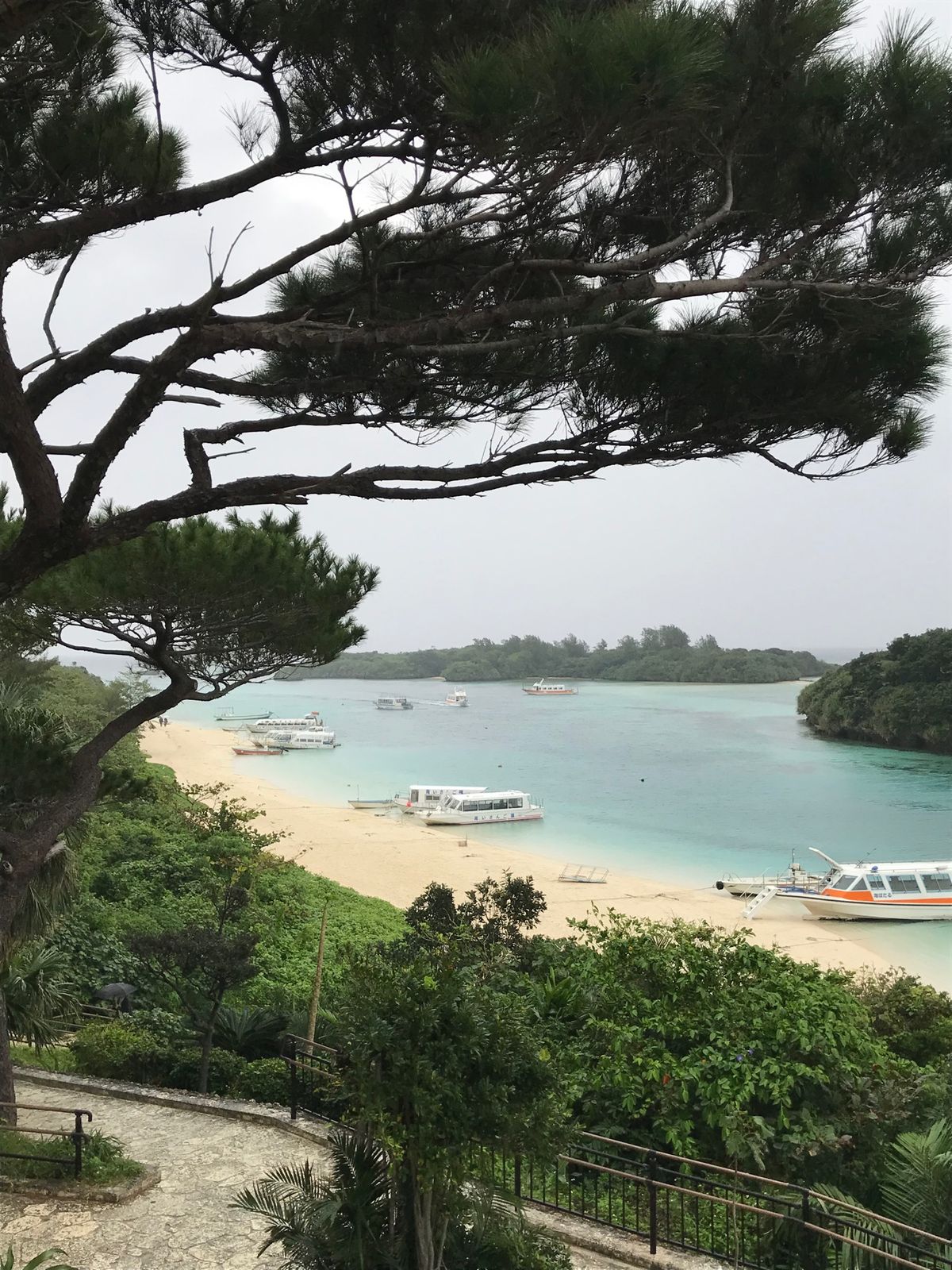 綺麗なことで有名な川平湾。
曇るとこんな感じ😅
でも綺麗は綺麗ですよね！
...