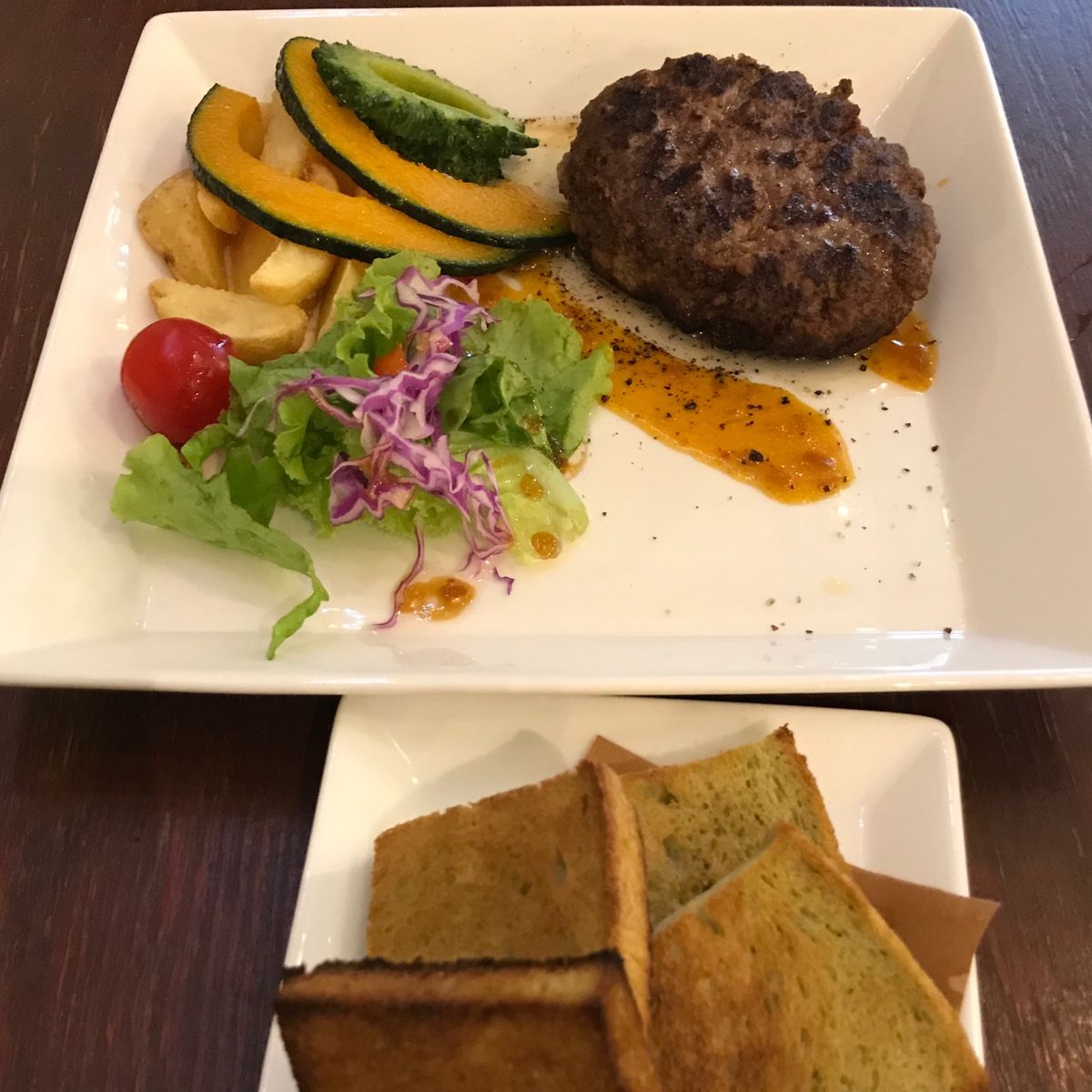 石垣港にいらっしゃる島のヒーロー具志堅用高さんの像。
お母様が神の島・久高...