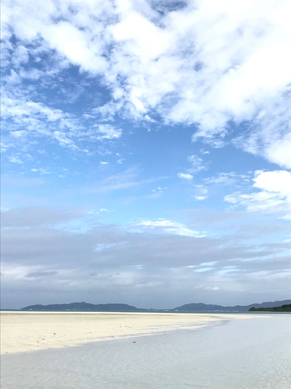 竹富島のコンドイビーチ🏖
すっごく綺麗で感動した。
曇りでもこうだから、晴...