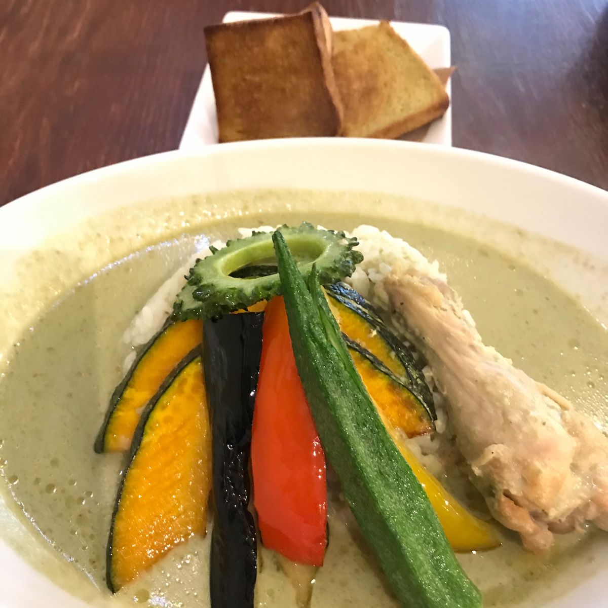 石垣港にいらっしゃる島のヒーロー具志堅用高さんの像。
お母様が神の島・久高...