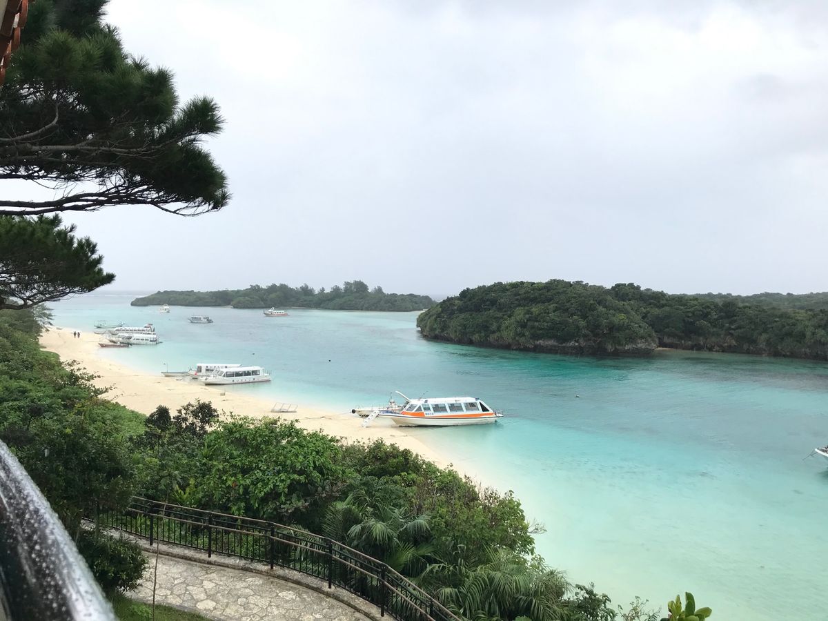 綺麗なことで有名な川平湾。
曇るとこんな感じ😅
でも綺麗は綺麗ですよね！
...