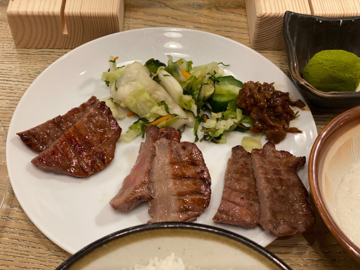 牛たん炭焼 利久 ドン・キホーテ仙台駅前店

開いてる牛タン屋さんが意外と...