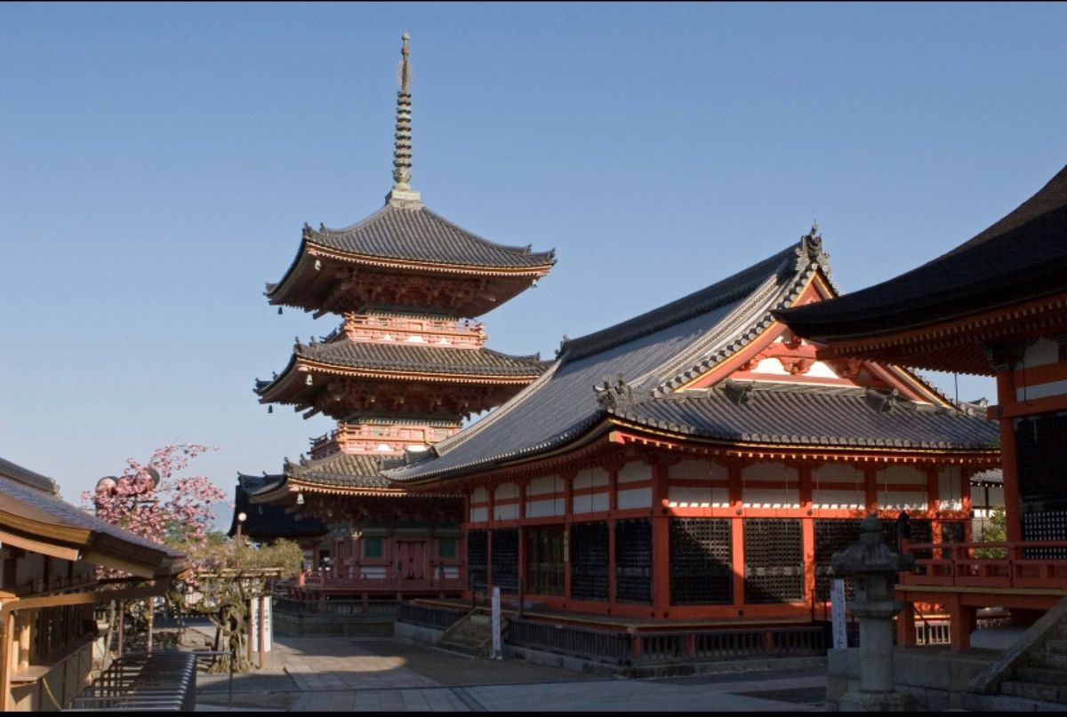 京都市
●知恩院　三門
●知恩院　
●拝殿
●清水寺（世界遺産）

知恩院...