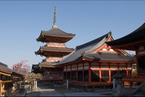 京都市
●知恩院　三門
●知恩院　
●拝殿
●清水寺（世界遺産）

知恩院...