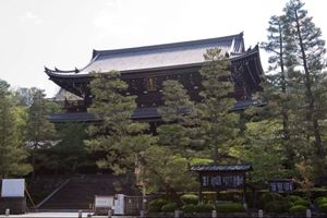 京都市
●知恩院　三門
●知恩院　
●拝殿
●清水寺（世界遺産）

知恩院...