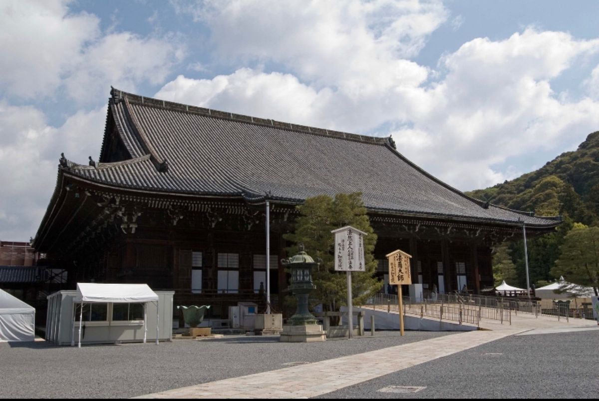 京都市
●知恩院　三門
●知恩院　
●拝殿
●清水寺（世界遺産）

知恩院...