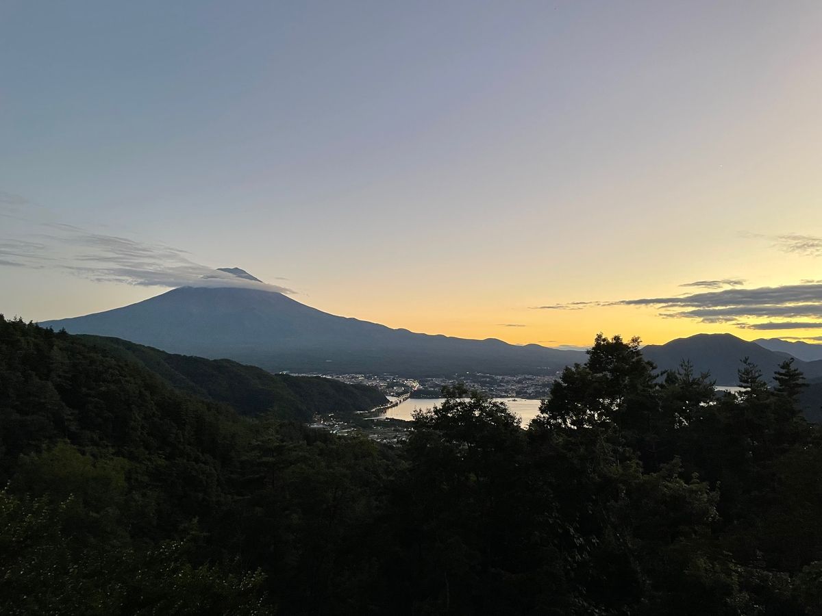 朝焼けから夜景まで様々な表情の富士山を眺めながらキャンプ⭐︎こんなに富士山...