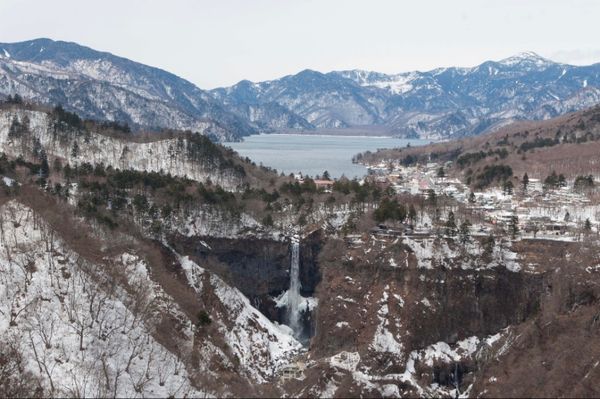 日本・栃木県「坂東札所の御朱印をもらいに栃木県へ」の写真：栃木県
日光市
●雪が残る中禅寺湖と華厳...
