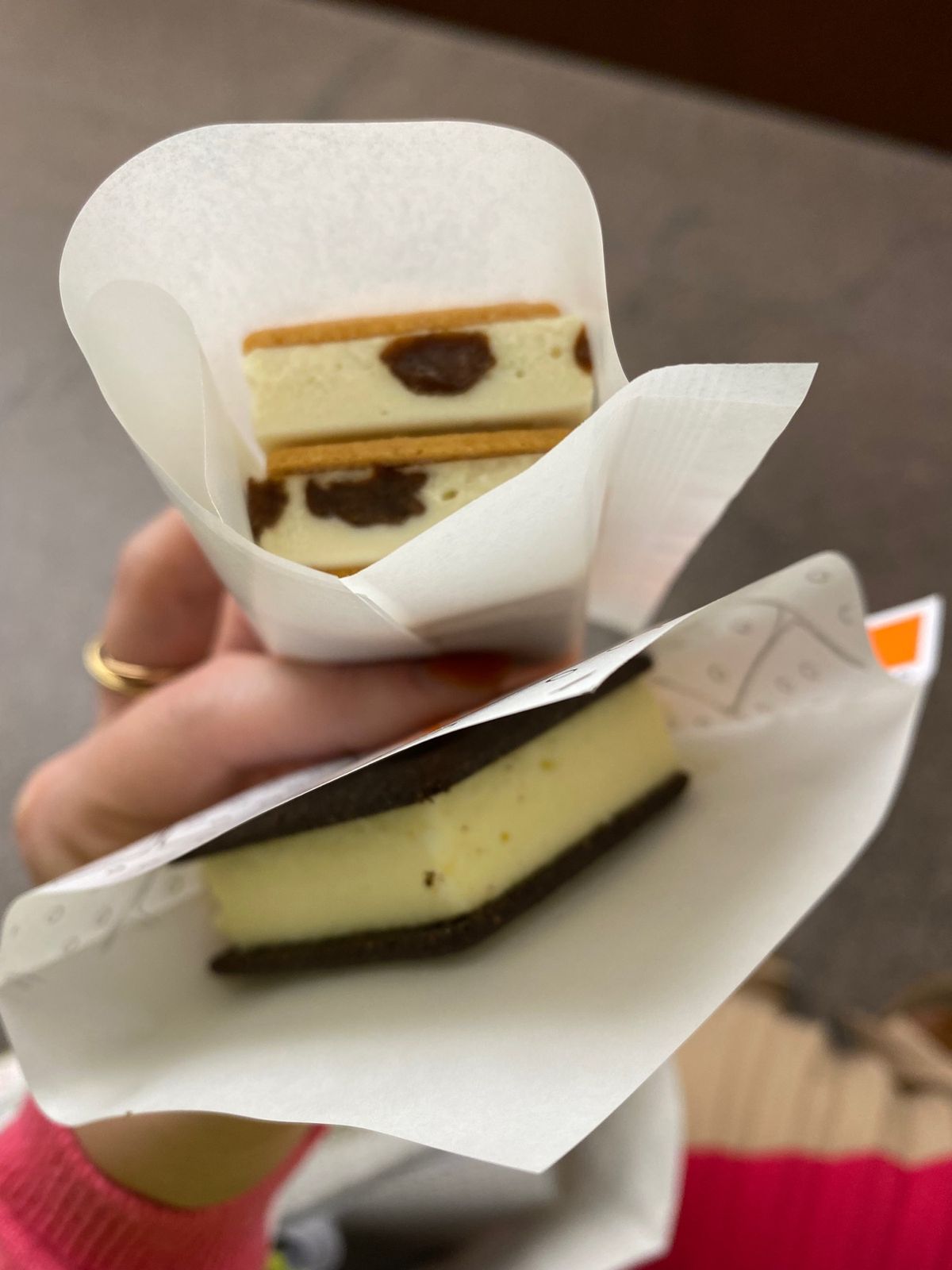 バターを買おうと思って行った六花亭

ついついデザートまで買ってしまった
...