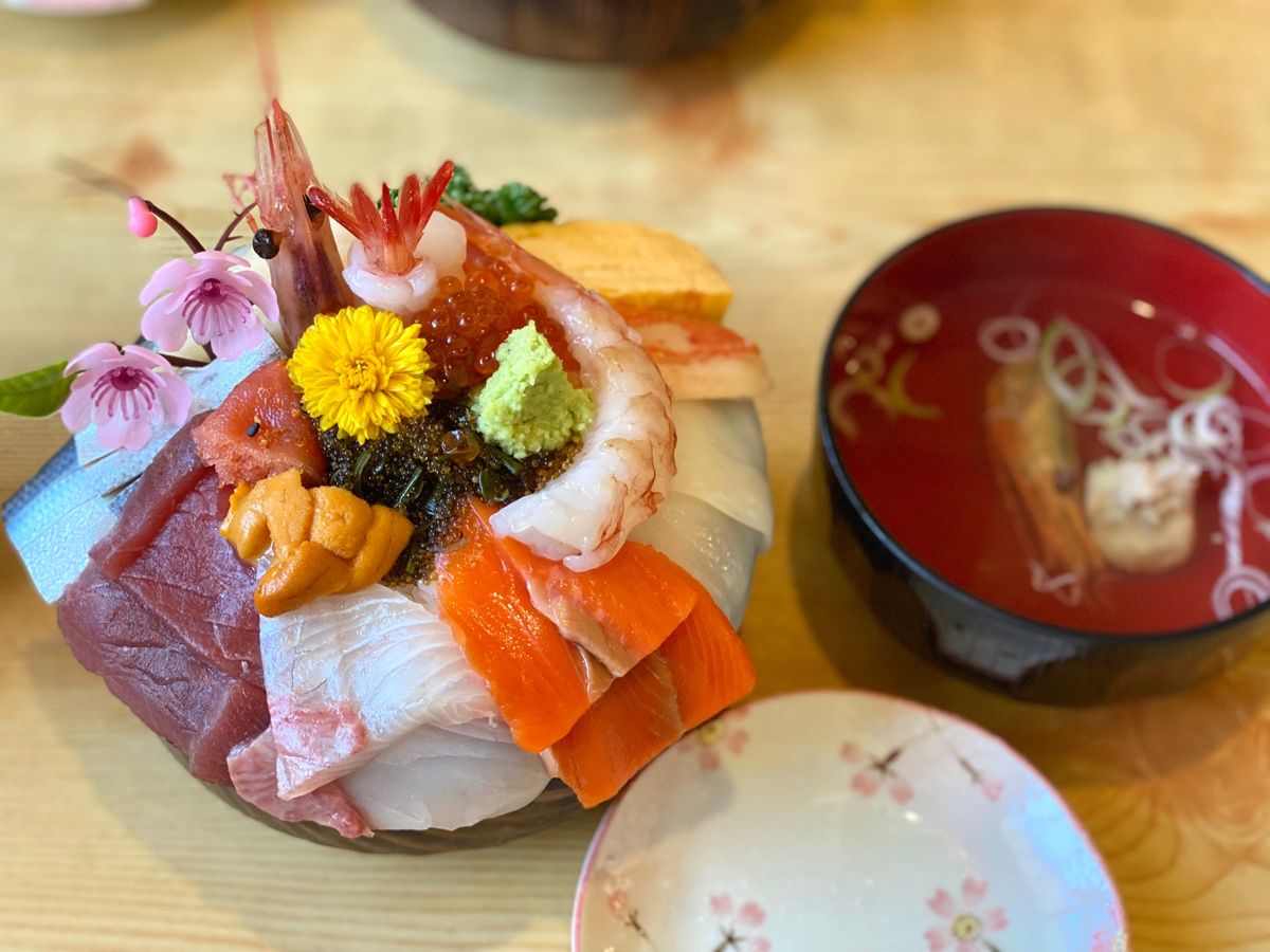 幸寿司

北海道に着いて最初に食べたのは海鮮丼❤️
少し底上げしてあるけど...