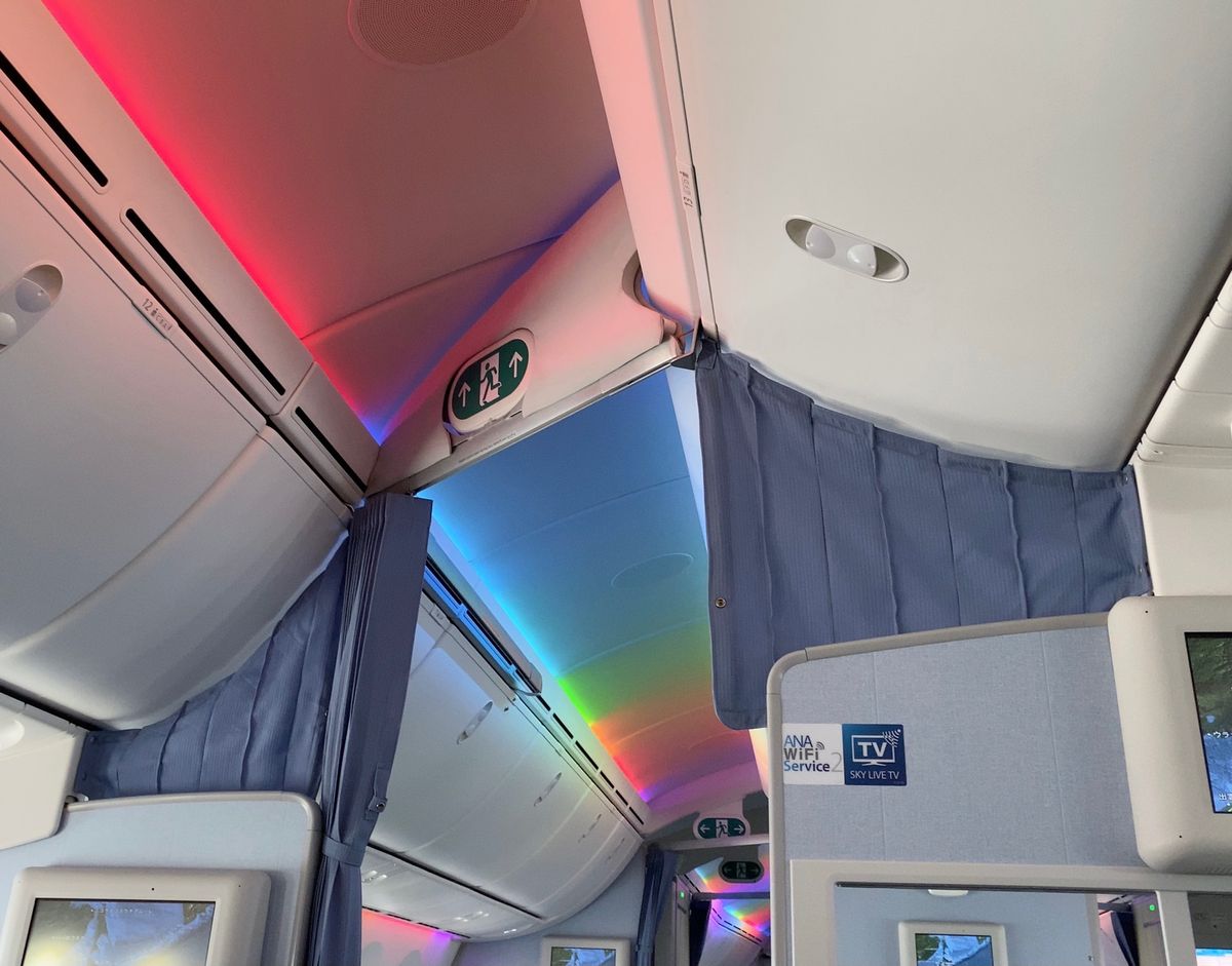 最近の飛行機って全部レインボーライトがつくんだっけ？

いつも着陸のドスン...