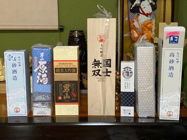 日本・北海道「念願の旭山動物園と青い池へ🤩」の写真：父さんにおねだりされて買ったお酒たち

...