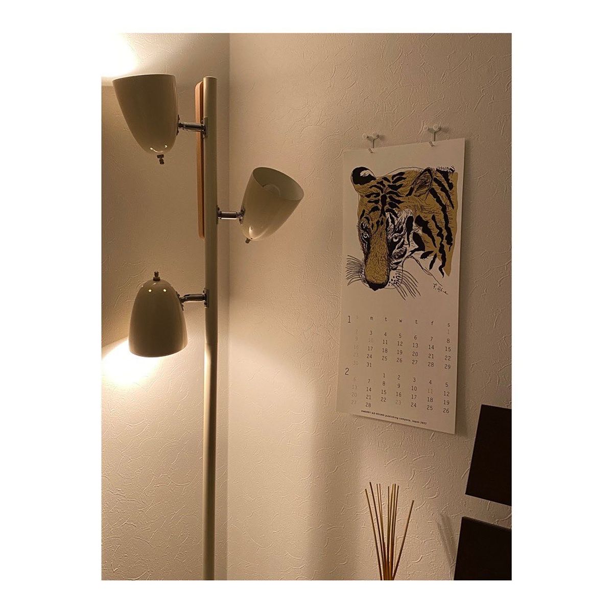 旭山動物園で迷いに迷って買った
あべ弘士さんのカレンダー

今部屋に飾って...