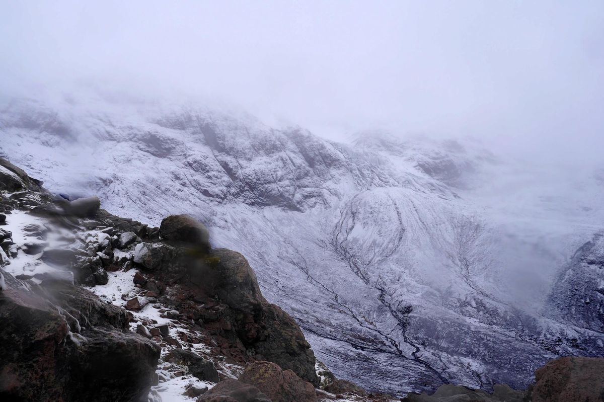 エクアドルのカヤンベ山。
標高4500mを超えたあたりから雪景色になりまし...