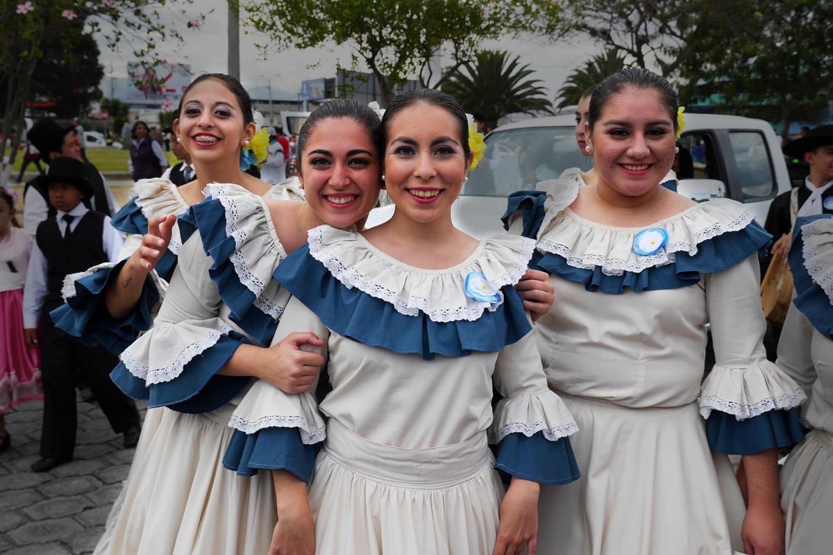 エクアドル北部のイバラという町で、お祭りに参加していました。
衣装が綺麗です。