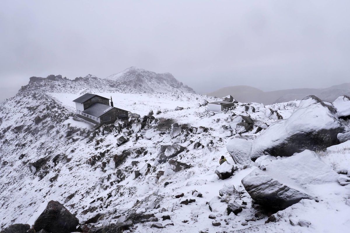 エクアドルのカヤンベ山。
標高4500mを超えたあたりから雪景色になりまし...