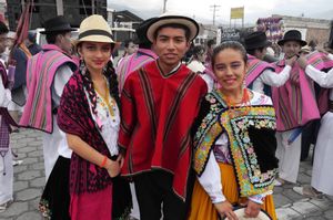 エクアドル北部のイバラという町で、お祭りに参加していました。
衣装が綺麗です。